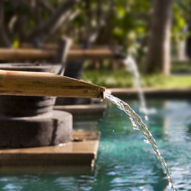 Fontaine en bambou dans un jardin