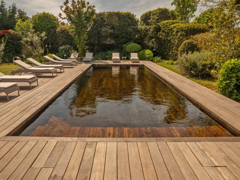 Piscine en bois avec effet miroir